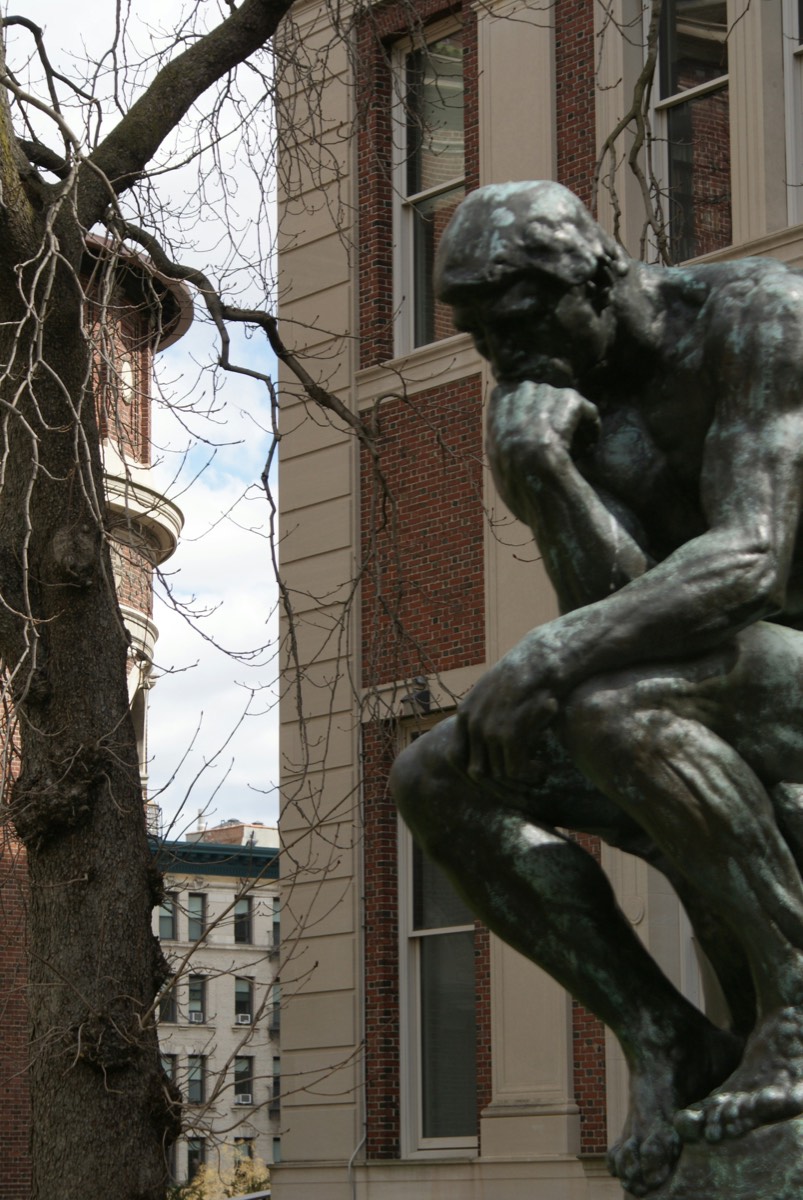 Columbia Üniversitesi'nde Rodin'in Düşünen Adam heykeli